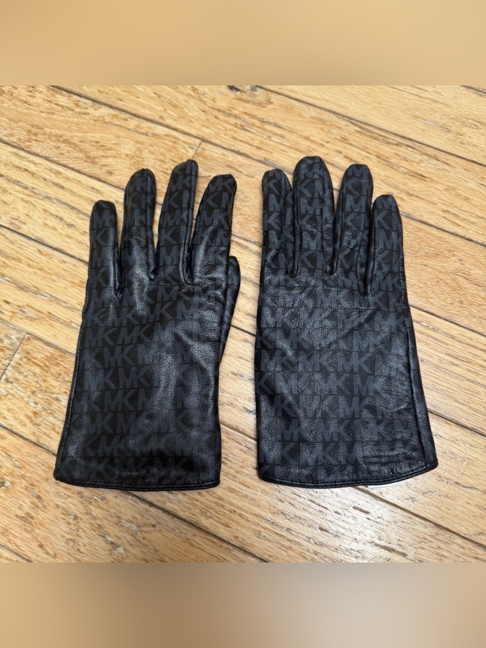 Michael Kors Women’s Black Leather
Logo Print Gloves, size Large